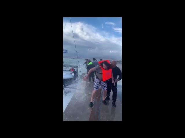 Lagoon Catamaran destroyed - Crew rescued