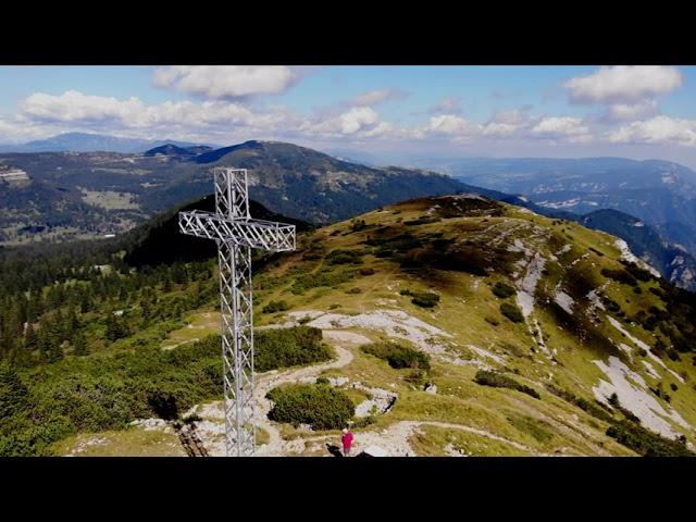 M. Maggio con i trinceramenti lungo la dorsale del monte. Meravigliose le montagne attorno...