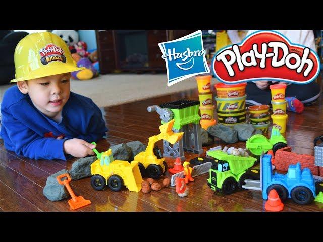 Pretend Play with Play-Doh Wheels Construction Playsets! How To Play With Play-Doh Wheels.