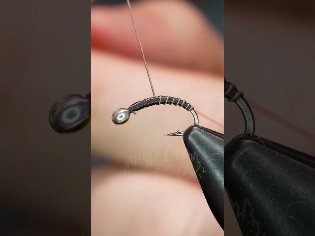 Комарик с Эффектом Мухи Говнянки.  #рыбалка #мушки #flytying #хариус