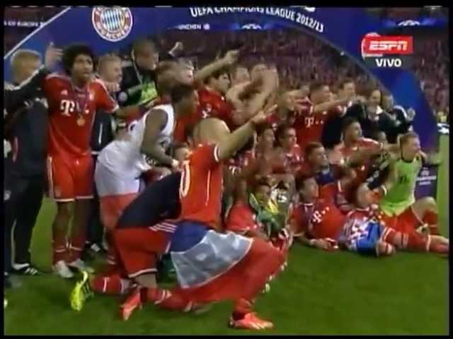 Claudio Pizarro celebrando el título de la Champions