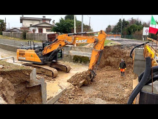 CASE CX240E removing dirt pushed in by a sliding bridge - Martignacco, Italy