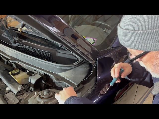 Volvo XC90 hood strut replacement