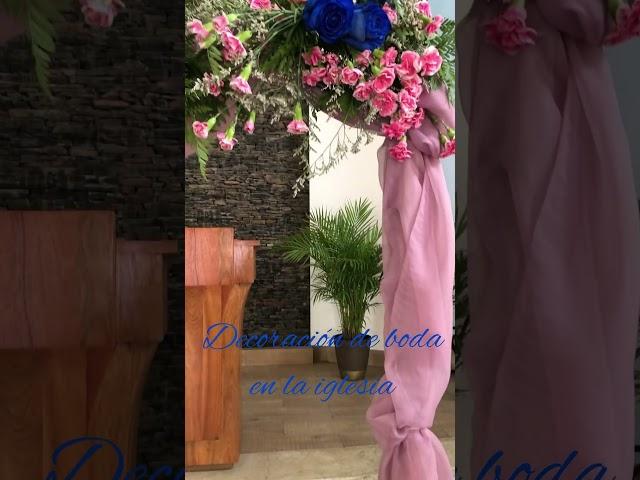 Decoración de boda en la iglesia azul rey/rosa viejo