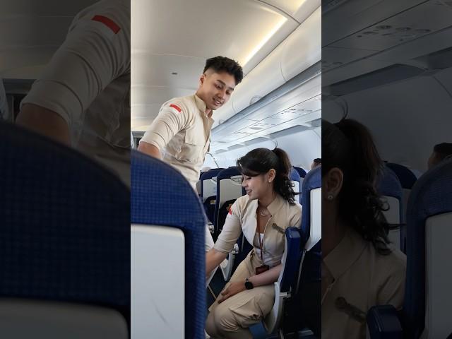 Pramugara Ganteng dan Pramugari Cantik Super Air Jet Lagi Ngobrol Bareng 