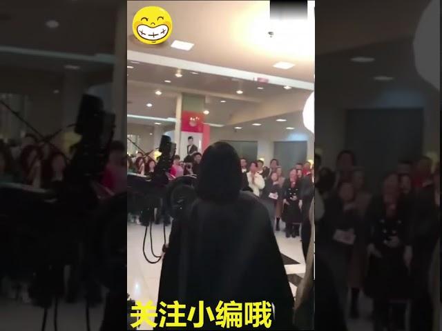 Jess greets fans in the Hunan Satellite TV studio building!