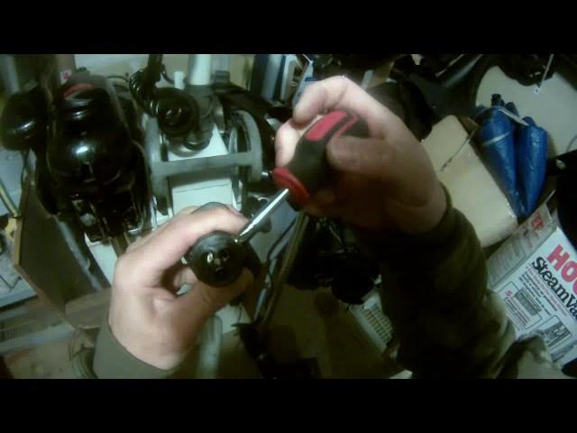 A close-up look of Marinco trolling motor receptacle (Part 2 of 2)