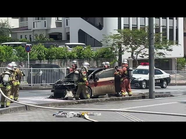 那覇市の県道でタクシー炎上