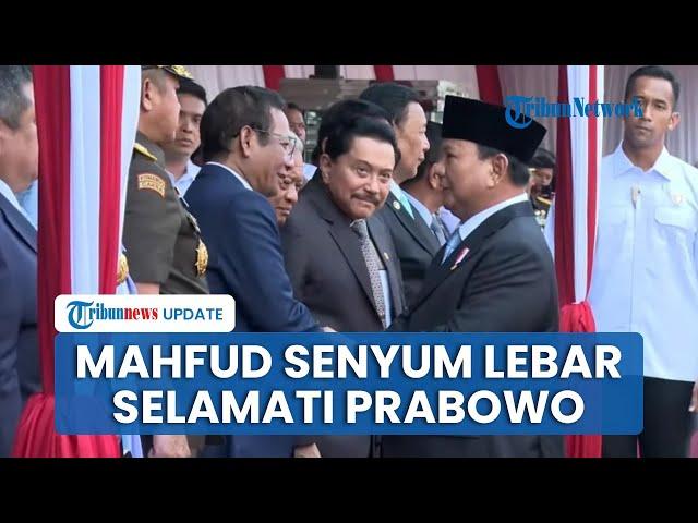 Sempat Absen di Pelantikan, Mahfud MD Senyum Semringah & Genggam Erat Tangan Prabowo: Selamat!