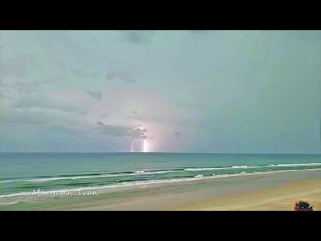 Lightning in Florida, Daytona Beach, US - Tia chớp ở bãi biển Daytona,Florida, Mỹ