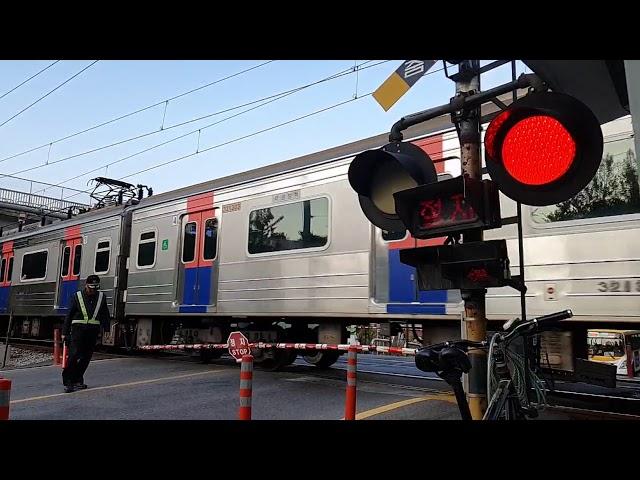 Railroad Crossing 기찻길 여행 백석리 땡땡 철도 건널목 일산 Fumikiri Train Metro Ilsan Korea - 2