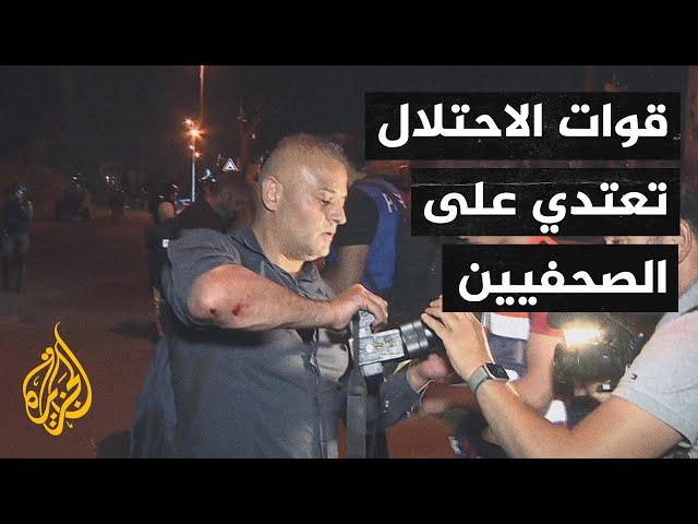 في ليلة هي الأعنف.. إصابة فريق الجزيرة إنجليزي بعد استهداف قوات الاحتلال له في باب العامود