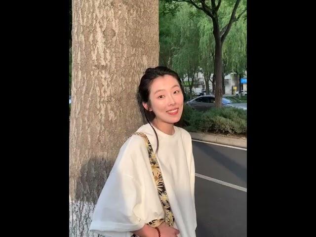 六月你好 我悉心滋养着灵魂的枝桠。我学会将心底的喜爱，化作唇边清泉般的低语；学会在奔涌的河流中，安然停驻，让羽翼在时光的微风中舒展。我从未熄灭心中那盏向前的灯火，只是，我更愿俯身，谛听万物深处乐章。