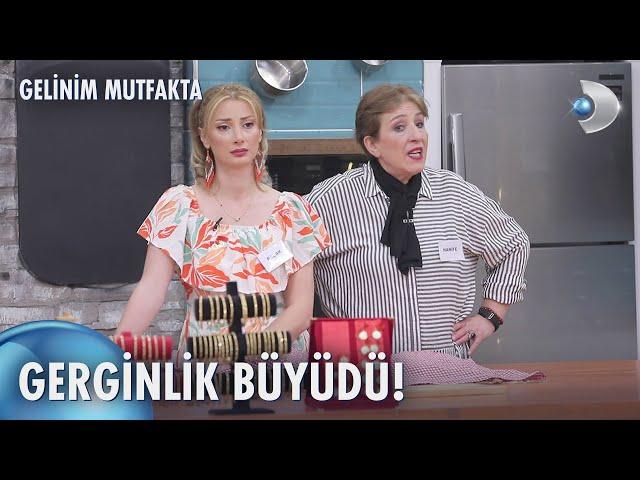 Başak, Hanife Hanım'ı resmen topa tuttu! | Gelinim Mutfakta 1406. Bölüm