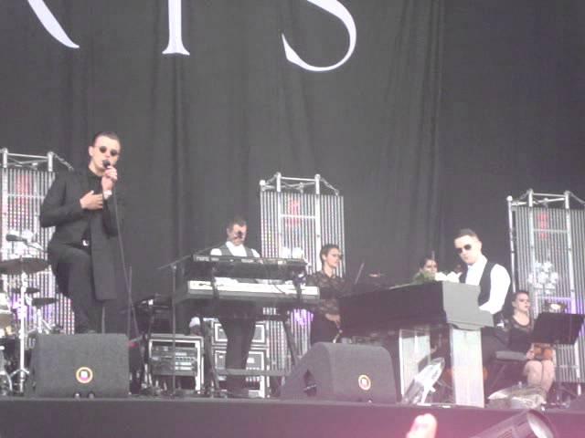 Hurts - Devotion (@Pinkpop 2011)