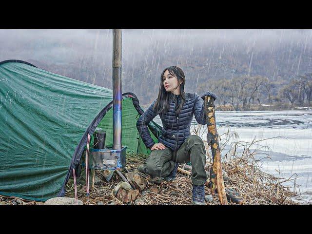 camping alone on a frozen riverside in the rain / visiting cat friends / solo camping