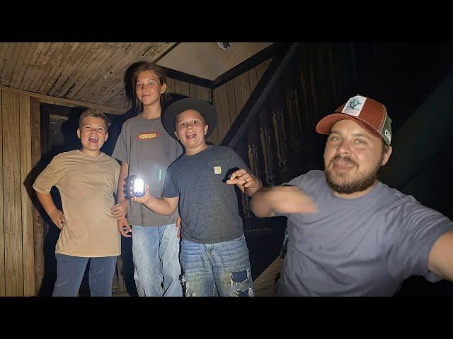 Exploring An Abandoned House At Night!
