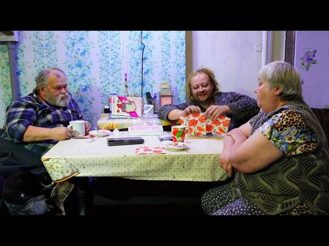 Вечернее чаепитие семьи из деревне с вкусными сладостями ПОДВАЛ ИЛЬИЧА