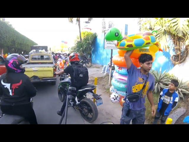 Tráfico pesado en la entrada de un balneario conocido en El Salvador 