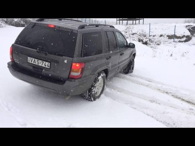 jeep grand cherokee offroad in snow