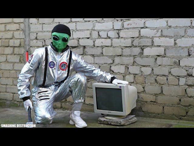 Smashing Samsung Samtron 78E CRT Computer Monitor by CRAZY ALIEN