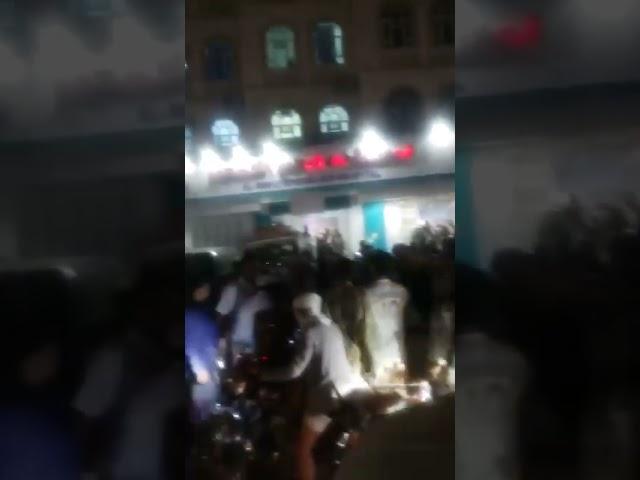 فيديو متداول من  #رداع فاجعة كبيرة حدثت في رداع في قرية قرن الأسدمجنون دخل إلى المسجد وأطلق النا.ر