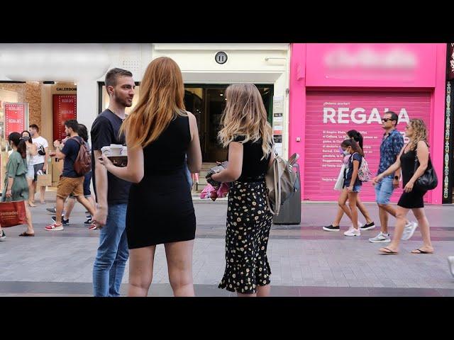 Cómo hablar con una mujer desconocida en grupo (y conseguir su número)