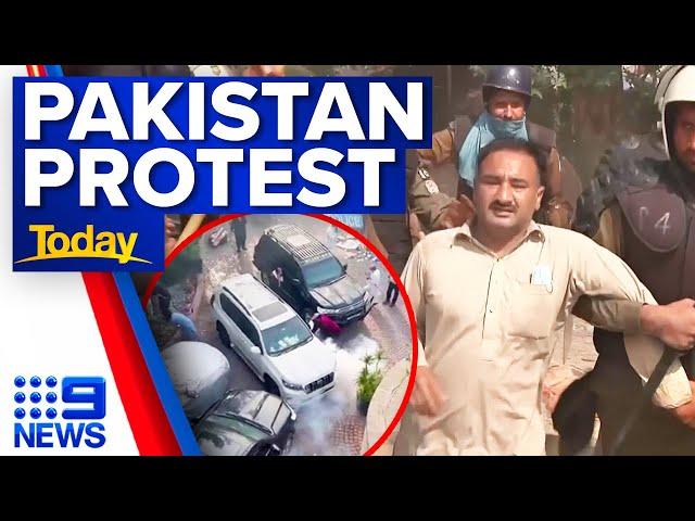 Violent clashes erupt as Pakistan police try to arrest Imran Khan | 9 News Australia