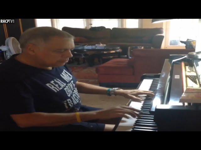 Did You Know That John Frusciante’s Dad Is A Great Pianist? 