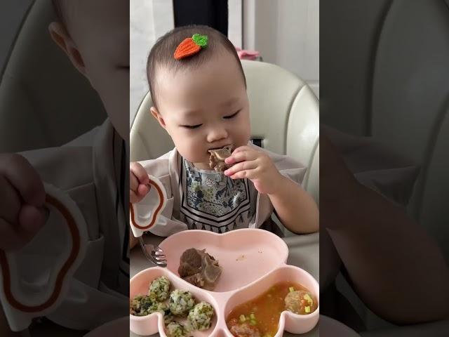 牛尾骨沾番茄汤！ 16月龄幼崽吃肉肉方面的智商比肩成年人…#宝宝辅食 #人类幼崽 #妈呀太香了 #带娃 #萌娃搞笑瞬间
