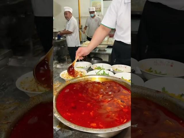 河南街头手扔烩面，10块一碗，这做法外地人没有见过  #路边摊美味