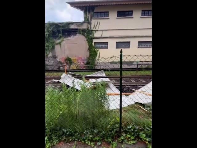 Maltempo, la copertura di un edificio si stacca e invade la ferrovia Laveno - Milano