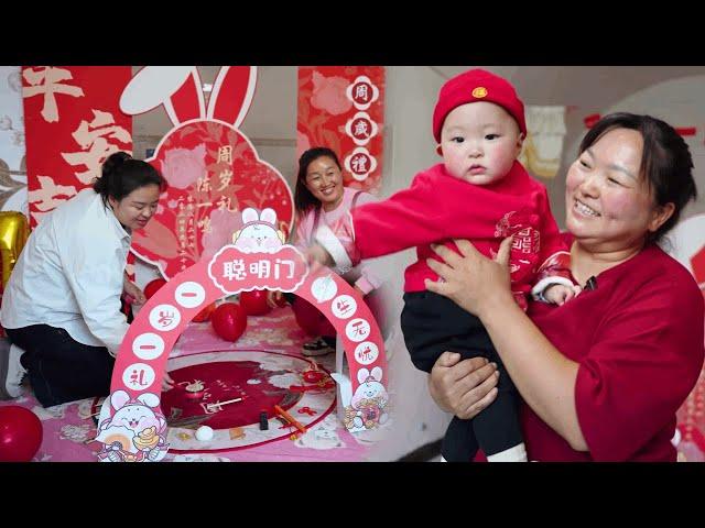 Xiao Yiming is already one year old! Family Celebration! Wish the child year after year safe and he