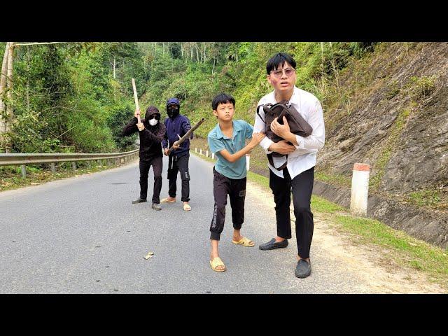 Dat helps a kind man escape from the hands of a bad guy while being chased.