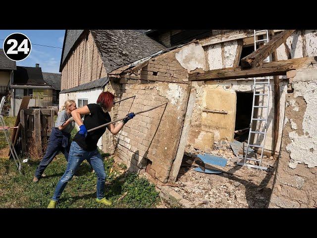 Near Accident During Chicken Coop Removal - ep24 - 230 yr Old Farmhouse Renovation