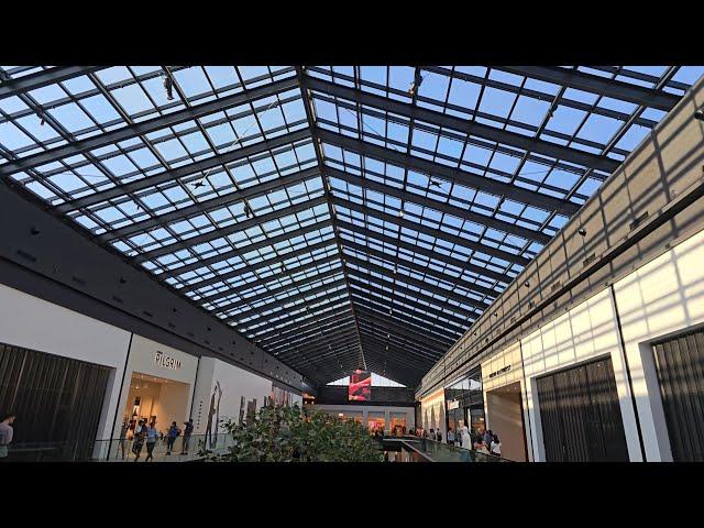 Royalmount Shopping Centre: walkthrough of Montreal's newest mall - near de la Savane metro station