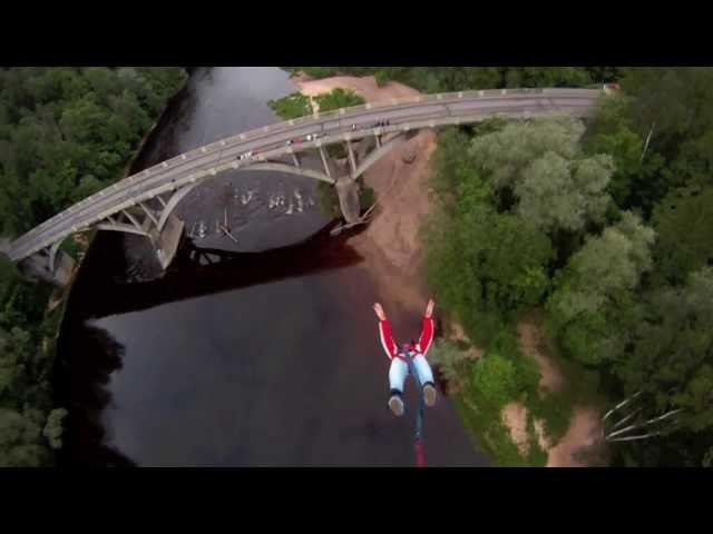 Bungee jumps from cable car in Sigulda