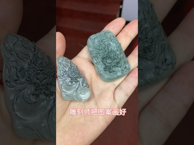 翡翠雕刻看揭阳，然而揭阳师傅大半在四会，本视频带大家看看翡翠挂牌手工雕刻过程