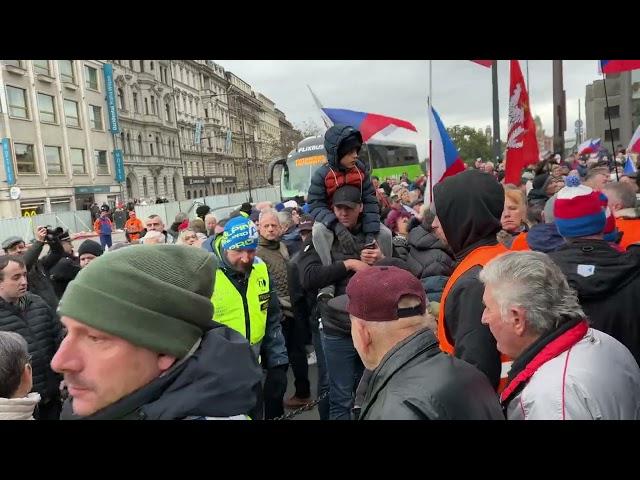 DEMONSTRANTI PŘED NÁRODNÍM MUZEEM V PRAZE