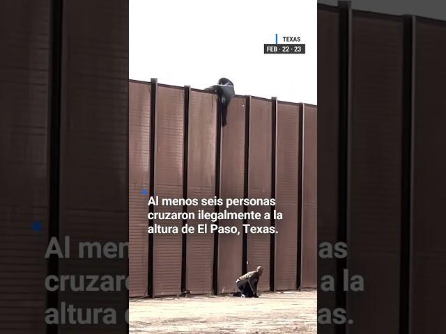  El momento en que un grupo de inmigrantes salta el muro fronterizo en El Paso, Texas