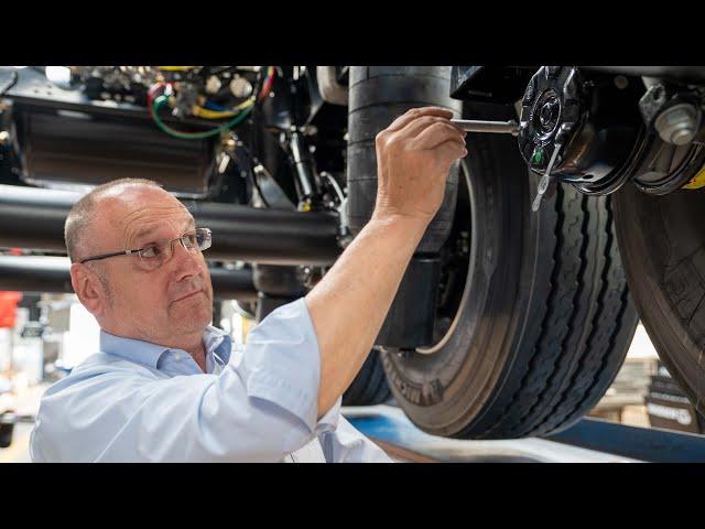 How to use the mechanical emergency release of the parking brake? | KRONE TV