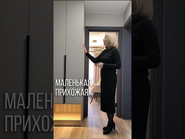 Шкаф и зеркало на заказ в маленькую прихожую. Мебель на заказ в Анапе M-STUDIO. #прихожая #мебель