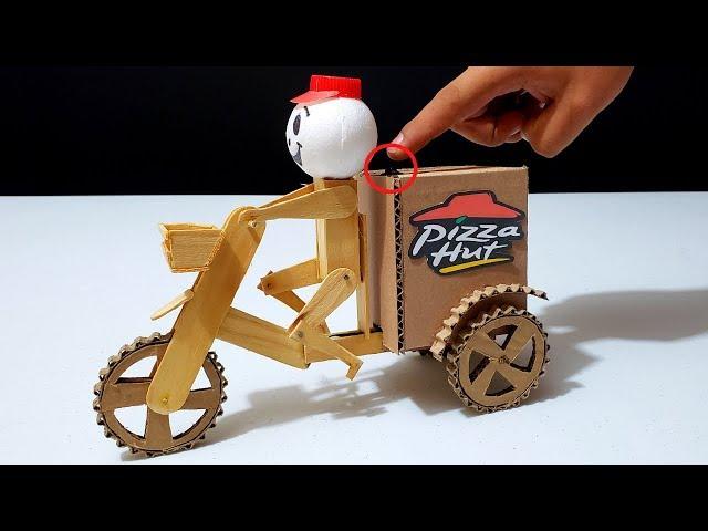 Robot Repartidor de Pizzas en Bicicleta Eléctrica hecho de Madera y Cartón DIY