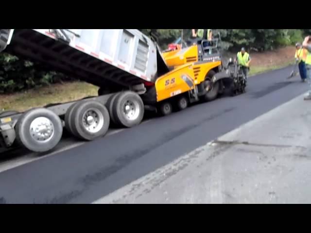 Transfer of asphalt from the truck to the road