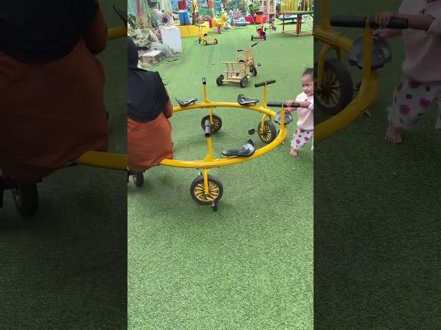 Kok didorong sepedanya #sepeda #mainan #mainananak #playground #happy #kids #anak #lucu #toys #main
