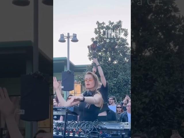 CROWD OF ITALY    VIBES WITH CHARLOTTE DE WITTE