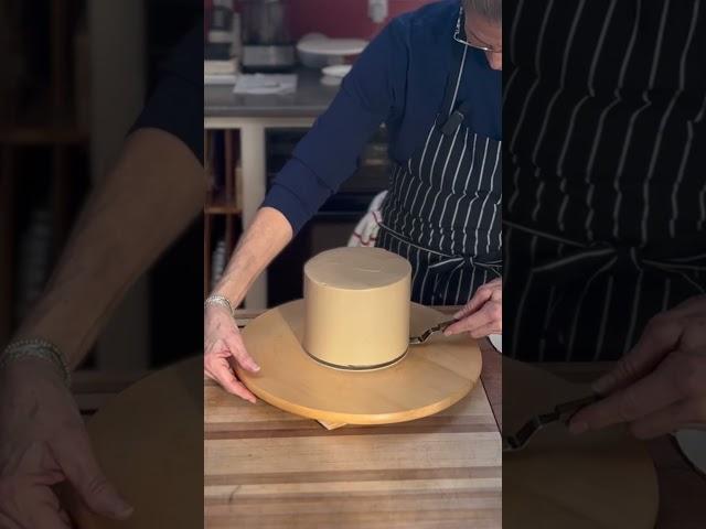 Frost cakes in HALF the time with Acrylic Disks from CakeSafe #cakedesign #cakedecorating #bakery