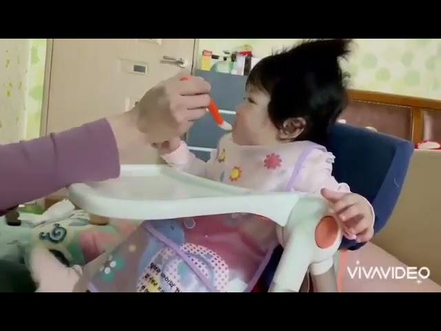 Yuna eating solid food | Minkyung&Yuna Video