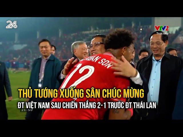 Thủ tướng xuống sân chúc mừng ĐT Việt Nam sau chiến thắng 2-1 trước ĐT Thái Lan