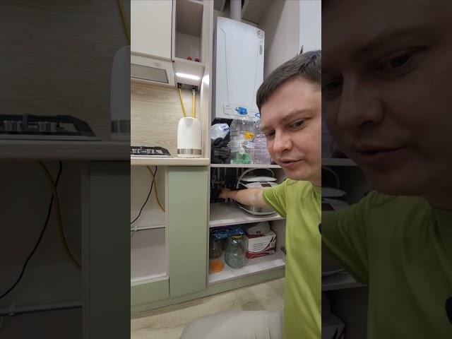 Установка угловой кухни с витринным шкафом и подсветкой #мебельназаказ